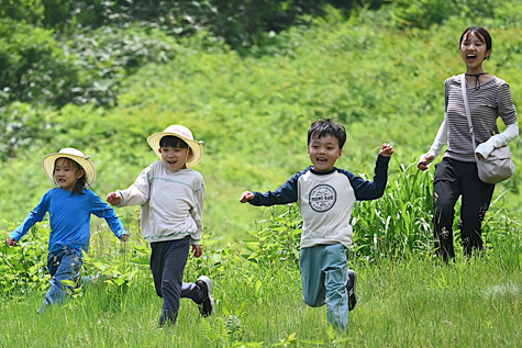山で駆け回る園児と先生