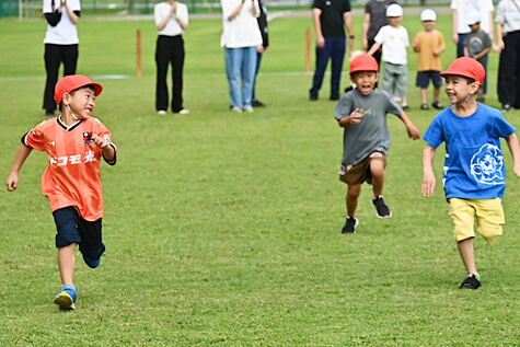 芝生で走る園児たち