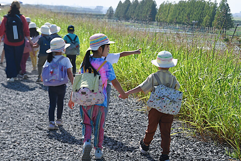 郊外を歩く園児たち