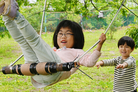 ブランコをする園児